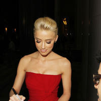 Amber Heard signs autographs for fans at 'The Rum Diary' premiere